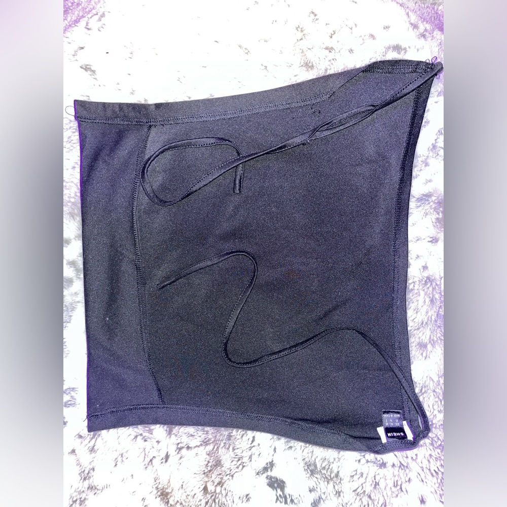 Black crop top with 2 neck tie strings ✔️